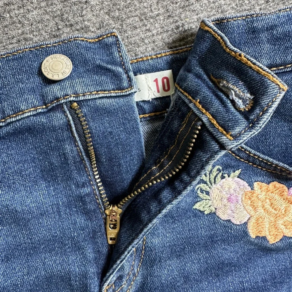 Levi Strauss Signature Vintage High Rise Mom Shorts Floral Embroidered Denim 10